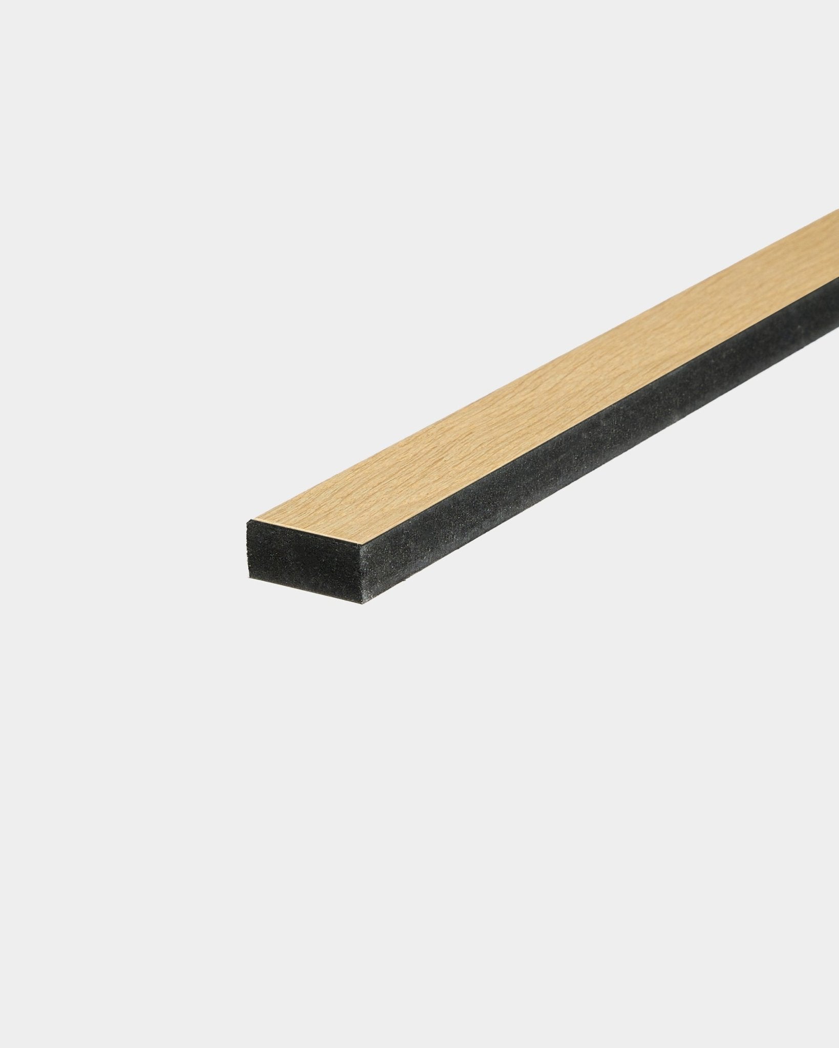 WoodUpp Lamella Classic Oak-spile, 240 cm lengde, med black MDF-bakside; laget som erstatningsspile til akustikkpaneler eller reparasjon av paneler.